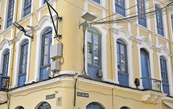 Acoplamiento. La falta de soterramiento hace que los cables se incrusten en las fachadas de los predios patrimoniales.