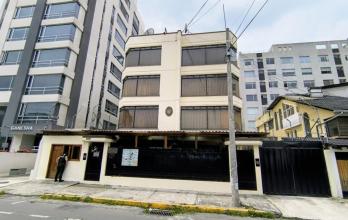 El edificio ubicado en el norte de Quito se quedó sin ningún símbolo alusivo a Cuba.