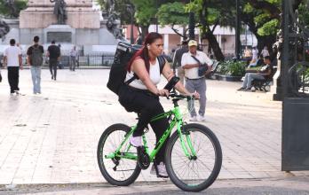 mujer se moviliza en bicicleta en Guayaquil