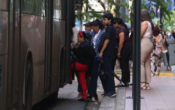 mujeres utilizando transporte público en Guayaquil