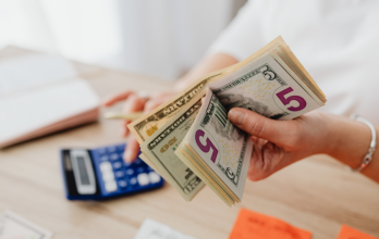 Trabajadores pueden recibir el décimo cuarto sueldo en un solo pago o dividido durante el año.