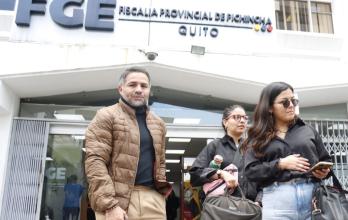 Quito. Amanda (d) y Tamia Villavicencio, acompañadas de su abogado, asisten a las diligencias en la Fiscalía.