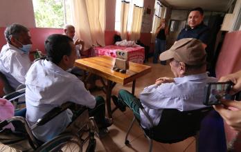 adultos mayores y robot con Inteligencia Artificial en asilo de Guayaquil