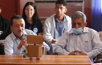 adultos mayores y robot con IA en asilo de Guayaquil