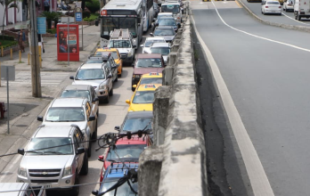 avenida cerrada en la Alborada