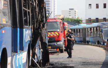 bomberos en incendio del bus de Metrovía