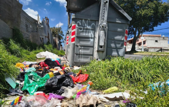 En Pisulí, noroccidente de Quito, una escena que se repite: basura alrededor de un contenedor.