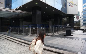 El acceso al Consejo de la Judicatura se restringió este miércoles. Había vallas metálicas en el ingreso al edificio de la entidad en Quito.