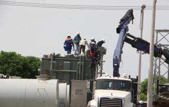 Un grupo de obreros trabajan en las labores de ensamblaje del nuevo autotransformador en Santa Elena