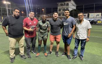 Fabián Figueroa, Carlos Paredes, Wilmer García apoyan a Mónica Quinteros.