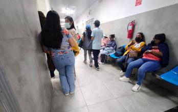 Espera. La falta de reactivos obliga a los pacientes a esperar meses por una cita.