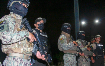 Integrantes de la Policía y el Ejercito de Ecuador custodian durante un operativo este lunes, en Guayaquil (Ecuador).