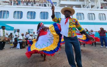 Un crucero arriba a Esmeraldas. Bailarines dan la bienvenida a los turistas.