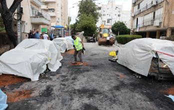 Trabajadores municipales limpian los destrozos