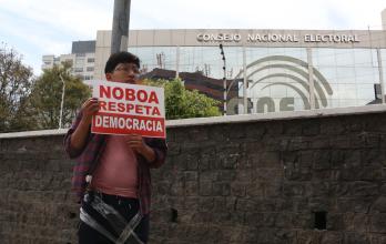 Militantes de Unidad Popular se ataron en los postes.
