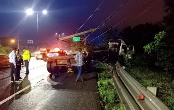 poste chocó contra poste en vía a la costa