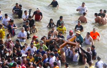 El rito que cumplen los devotos para lavar sus culpas en el mar