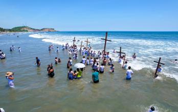 En el balneario de Olón, los devotos bañaron varias cruces