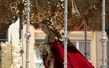 Fieles participan en procesiones durante el feriado de Semana Santa