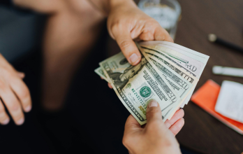 El MIES entrega bonos mensuales a población vulnerable en el país.