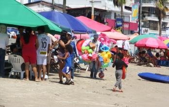 Las familias prefieren la playa para disfrutar del feriado