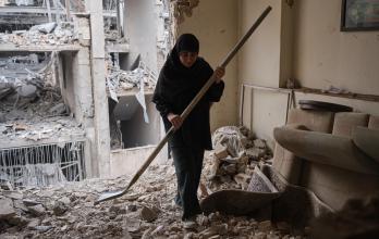 mujer trata de limpiar una vivienda en el barrio de Haft Chena