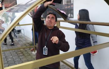 Andas. Jóvenes y adultos limpian, mantienen y preparan el carruaje que llevará las imágenes de Jesús y la Virgen de los Dolores.