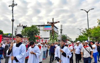 procesión de viacrucis en La Alborada