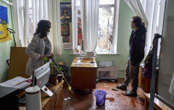 Los ucranianos limpian los escombros