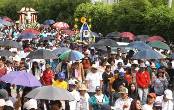 La caminata de los fieles en Santa Elena se realizó bajo un fuerte resguardo policial.