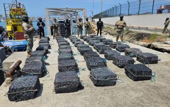 los ocupantes de la embarcación fueron trasladados al puerto de Manta, donde quedaron a disposición de la Policía