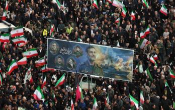 Iraníes participan en el funeral del comandante de la Armada de los Cuerpos de la Guardia Revolucionaria Islámica (IRGC),