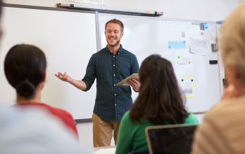 Docentes reciben homenajes en instituciones educativas del país.
