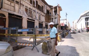 peatones junto a Casa Tola en Guayaquil
