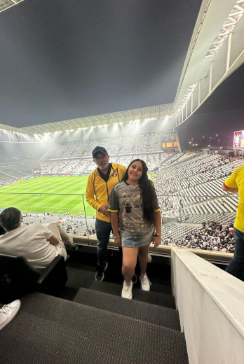 Magú y su hija Lucy en el estadio Neo Química de Corinthians.