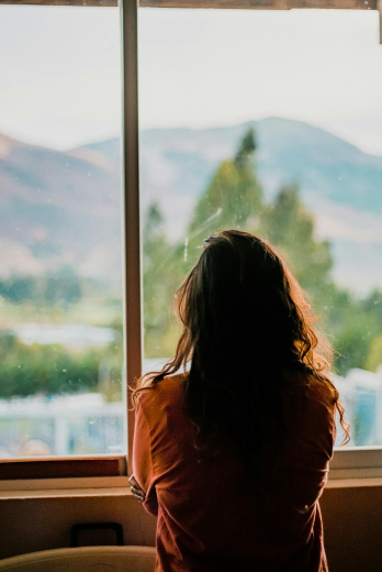 Mujer triste mirando el horizonte
