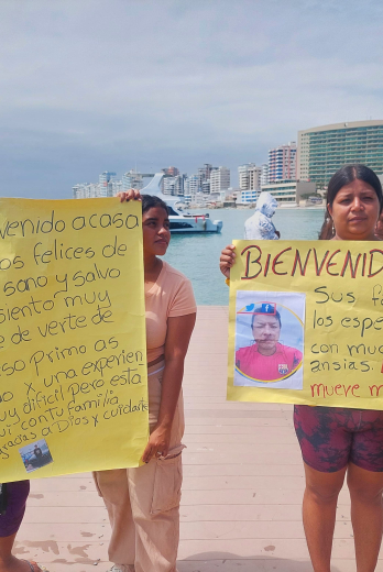 Los familiares de los pescadores los recibieron con pancartas en el muelle de Salinas