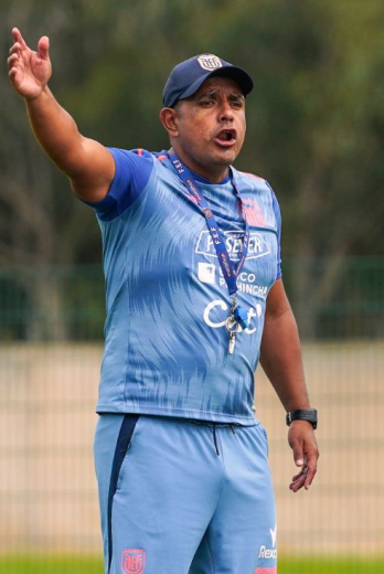 Víctor Idrobo es el entrenador de la selección femenina Ecuador Sub-17.
