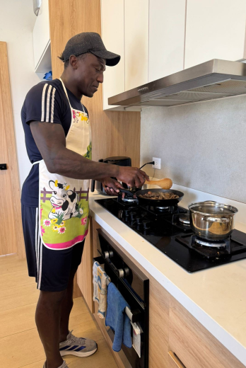 Roberto La Tuka Ordoñez cocinando en su casa de Cuenca.