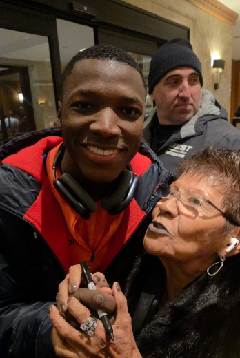 Moisés Caicedo saludando con Teresa Cruz, la madrina de la Tri en Nueva Jersey.