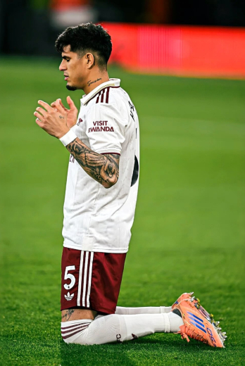 El Arsenal tiene patrón ecuatoriano: Hincapié domina la Premier League.