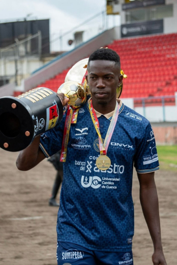 Fei, el nigeriano de acento argentino que llevó a Cuenca Juniors a la Serie B.