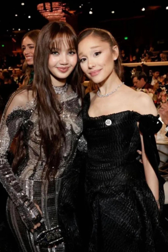 Ariana Grande y su pin de ICE OUT.