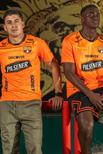 Una de las camisetas alternas de Barcelona es de color naranja.