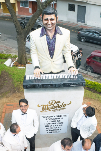 El busto de Don Medardo y sus Players honra el legado de la música popular ecuatoriana.