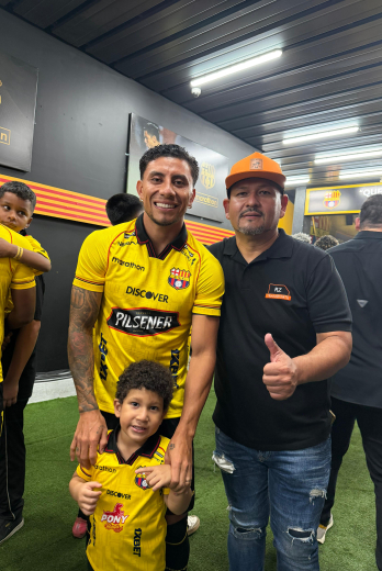 Sandy Meza Montecel seguidor de Barcelona SC junto al jugador Joao Rojas.