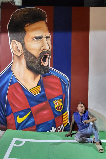 Walter Arce junto al mural gigante de Messi en Naranjal: cuatro metros de arte y pura pasión.