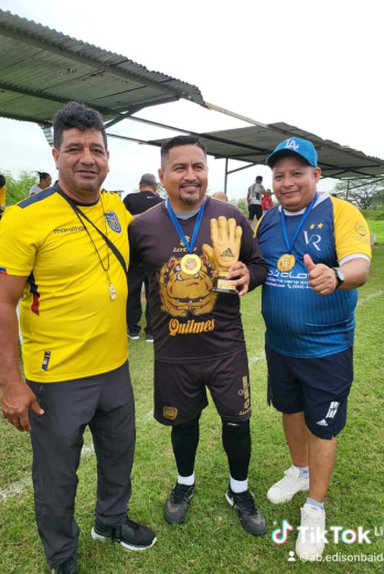 Galardón. William Guilindro, de Vicentinos FC, el mejor golero del torneo, junto a José Moreira y Edison Baidal.