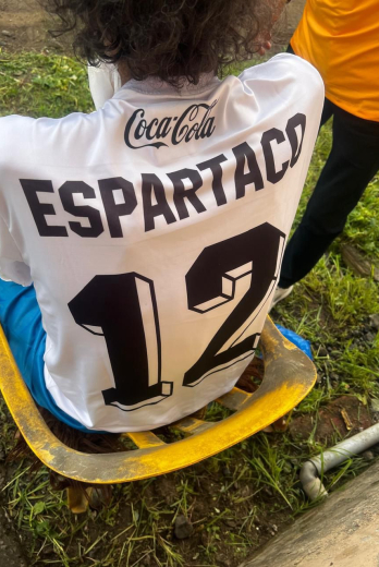 Víctor Mendoza recibió un buzo de los que usaba en los 80 y 90 de parte de la página Hincha de Corazón.