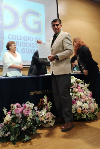 Napoleón Dómenech en el 2025 recibió un homenaje por su carrera periodistica.